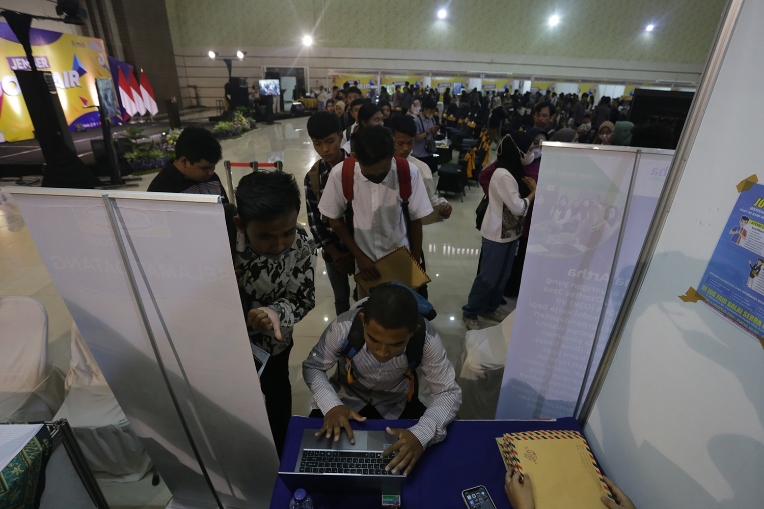 KURANGI PENGANGGURAN: Para pencari kerja saat Jember Job Fair di Balai Serbaguna Kaliwates, beberapa waktu lalu. Namun, lowongan bagi pencari kerja dari kaum disabilitas sangat