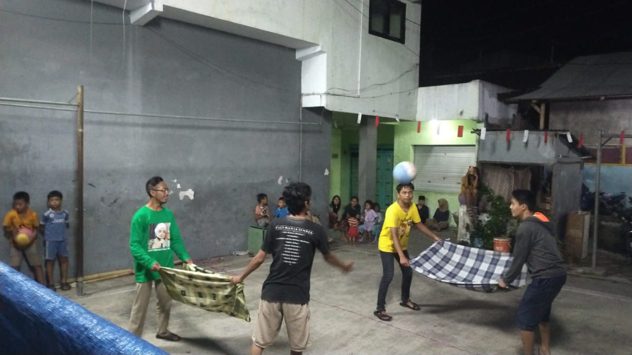 HARUS KOMPAK: Peserta lomba bola voli sarung yang diadakan Kelurahan Kaliwates, Kecamatan Kaliwates, Jember yang diikuti warga di masing masing RT/ RW.