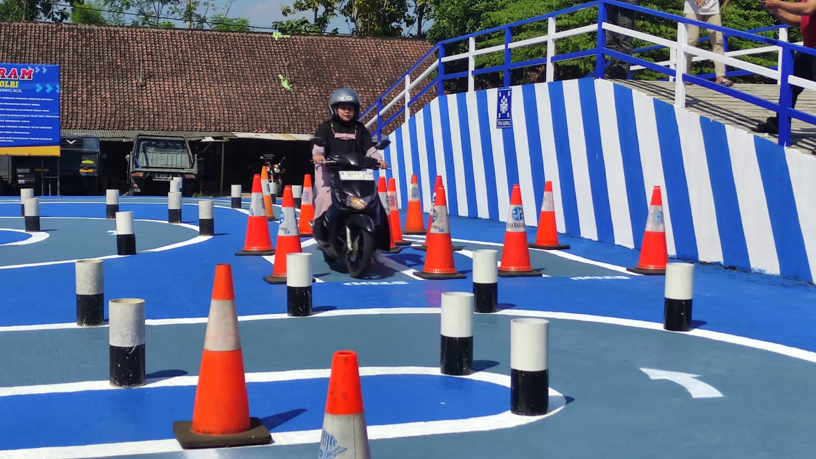 LEBIH MUDAH: Pemohon SIM C melakukan ujian praktik di Satlantas Lumajang.  (Dok. Radar Semeru)