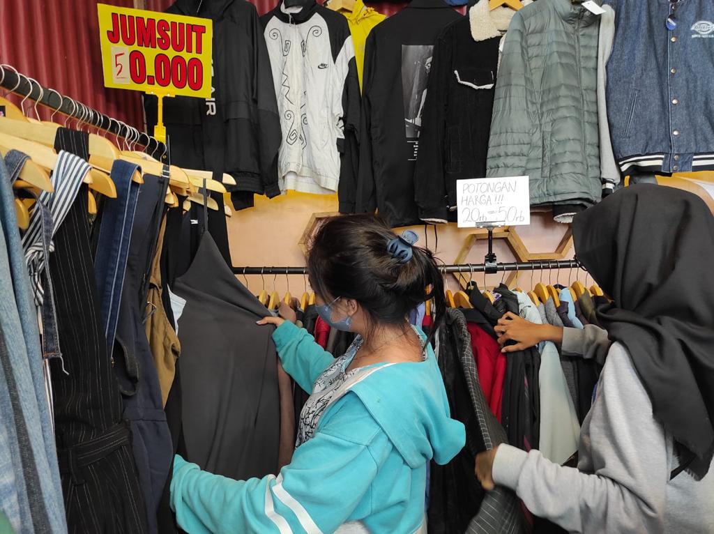 BANYAK VARIASINYA: Warga sedang memilih pakaian yang cocok untuk digunakan.