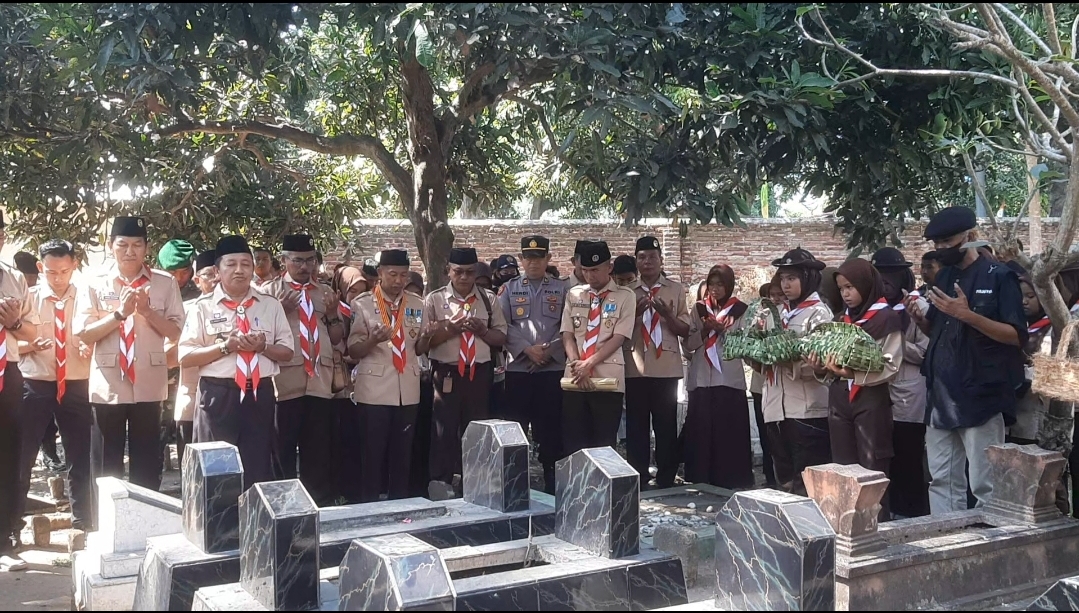 KIRIM DOA: Sejumlah anggota Pramuka Bondowoso saat berziarah ke makam pahlawan lokal yang ada di Bondowoso.