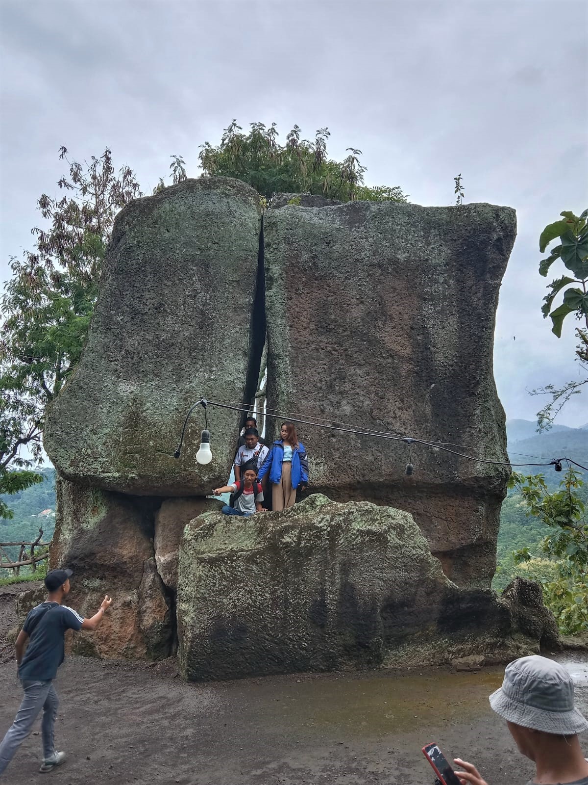 MENIKMATI: Beberapa pengunjung berfoto di samping Beto Labeng, di Kecamatan Wringin.