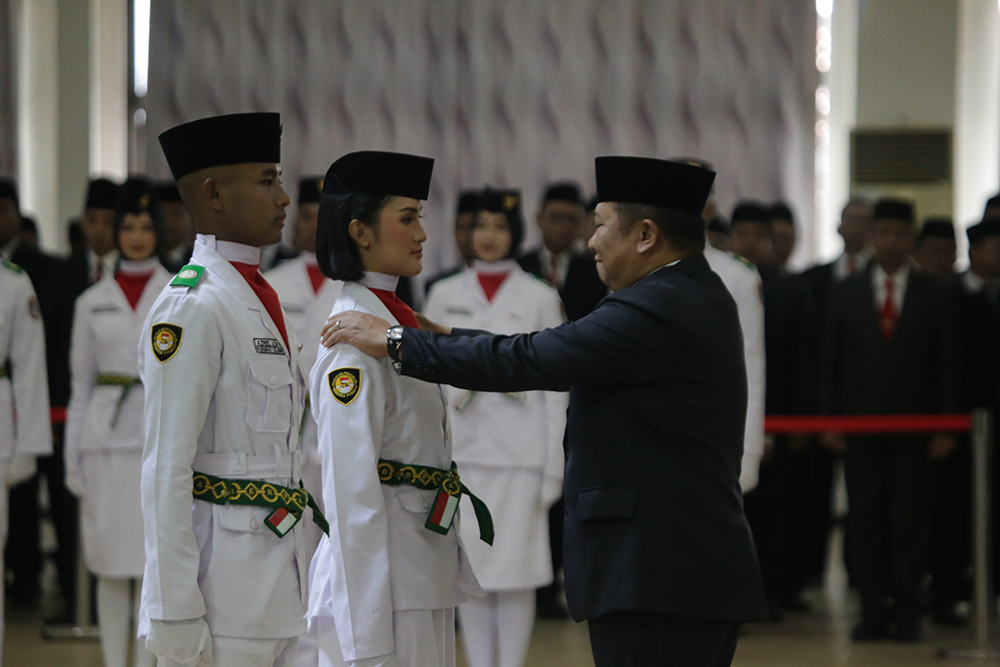 PENGUKUHAN: Bupati Jember Hendy Siswanto mengucapkan selamat kepada puluhan Paskibraka seusai disahkan menjadi Paskibraka Jember 2023 di Aula PB Sudirman, Selasa (15/8).