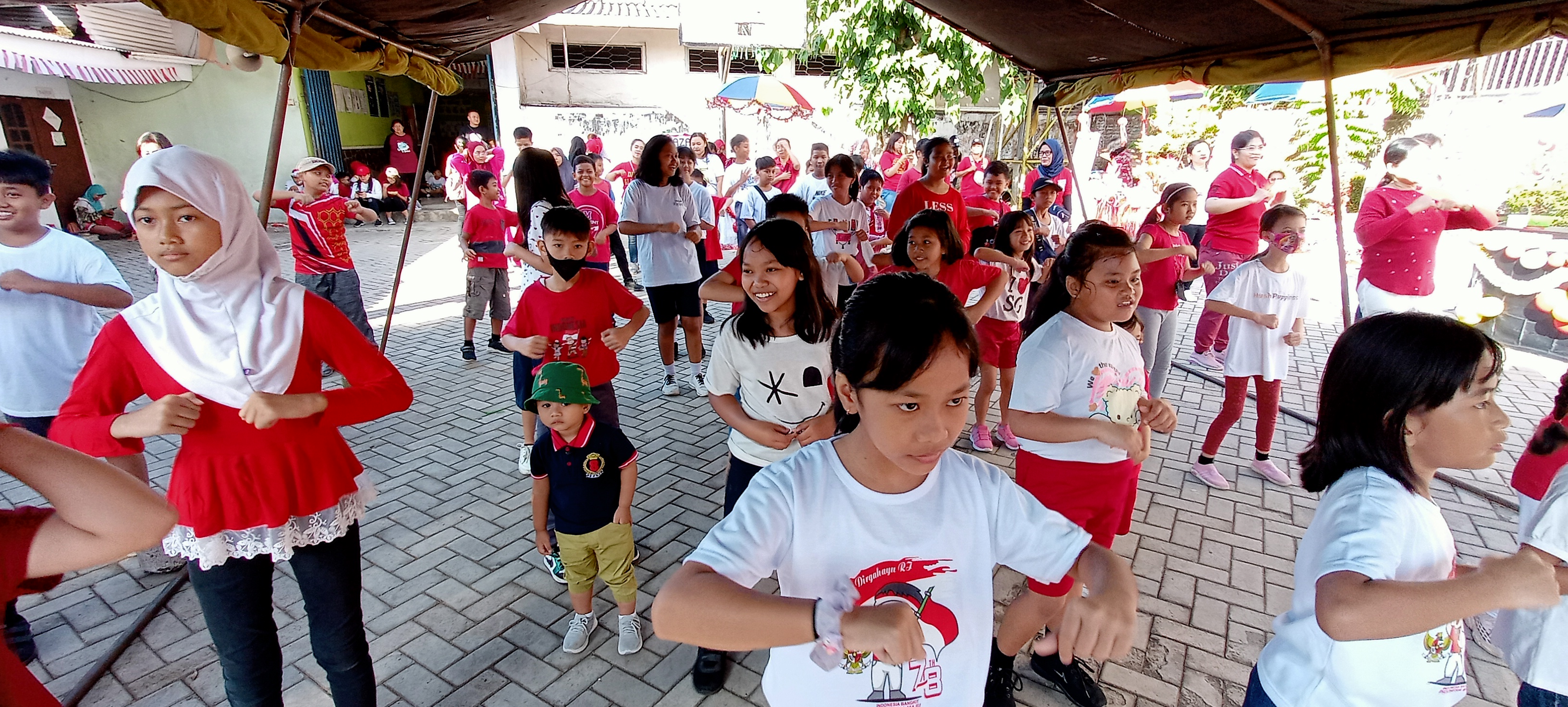 MAIN BERSAMA: Anak-anak mengikuti kegiatan sekolah dalam momen agustusan di SD Shinta, Lingkungan Talangsari, Kelurahan Jember Kidul, Kaliwates Kaliwates, pekan lalu (12/8).
