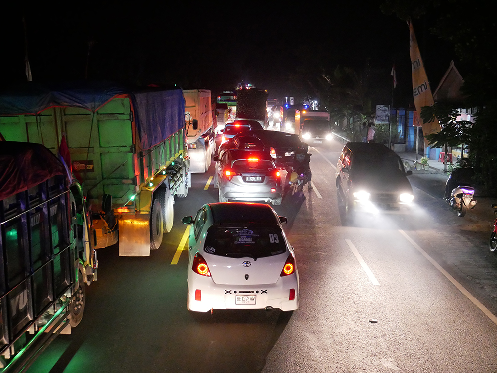 SALING SEROBOT: Kondisi kemacetan di jalur utama Ranuyoso Lumajang, akhir pekan lalu. Kondisi ini terjadi hampir setiap malam dan sulit terurai.