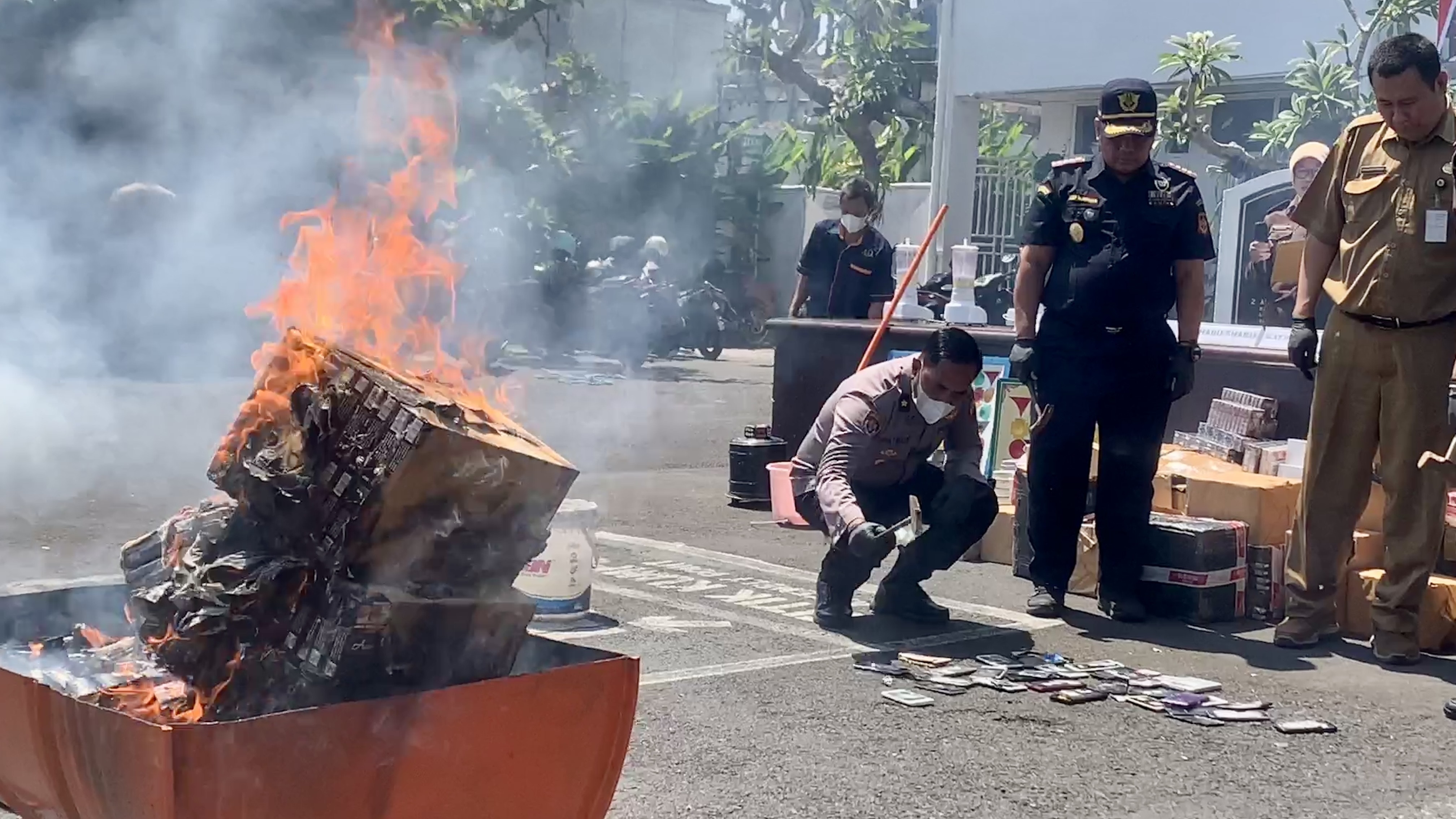 BERKOBAR: Petugas memusnahkan sejumlah barang bukti dengan cara dibakar. Ada pula yang dihancurkan menggunakan palu.