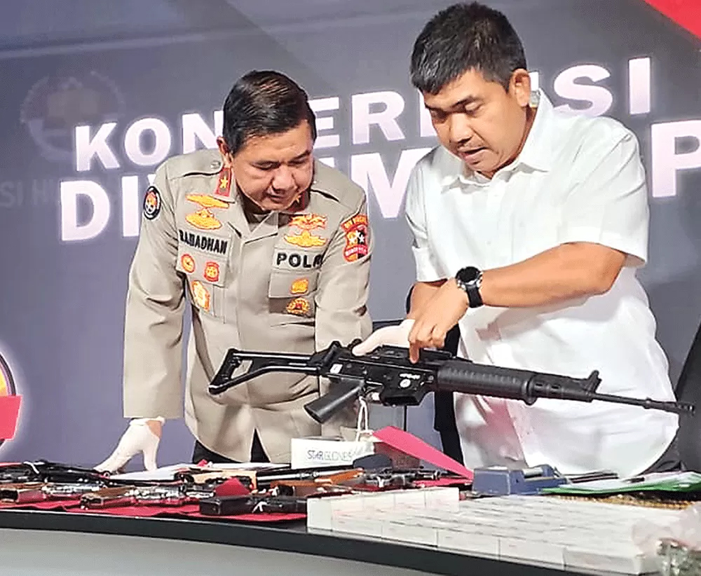 Terlihat dalam foto &nbsp;Brigjen Pol Ahmad Ramadhan (kiri) dan Kombespol Aswin Siregar menunjukkan barang bukti kasus terorisme, Selasa (15/8) kemarin.  &nbsp;