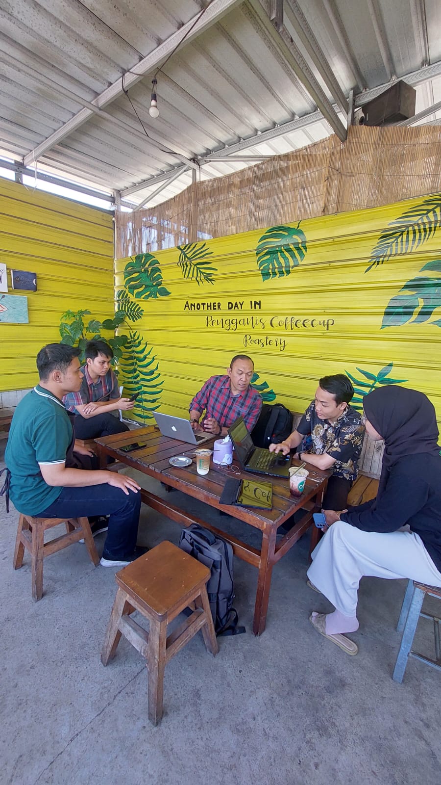 Tim PKM ITS Mandala terdiri dari empat dosen dan tiga mahasiswa