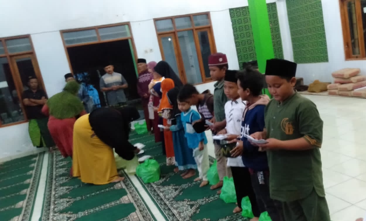 BERBAGI: Sejumlah anak yatim ketika mendapat bantuan di Dusun Besini, Desa Puger Kulon, Kecamatan Puger, Jember