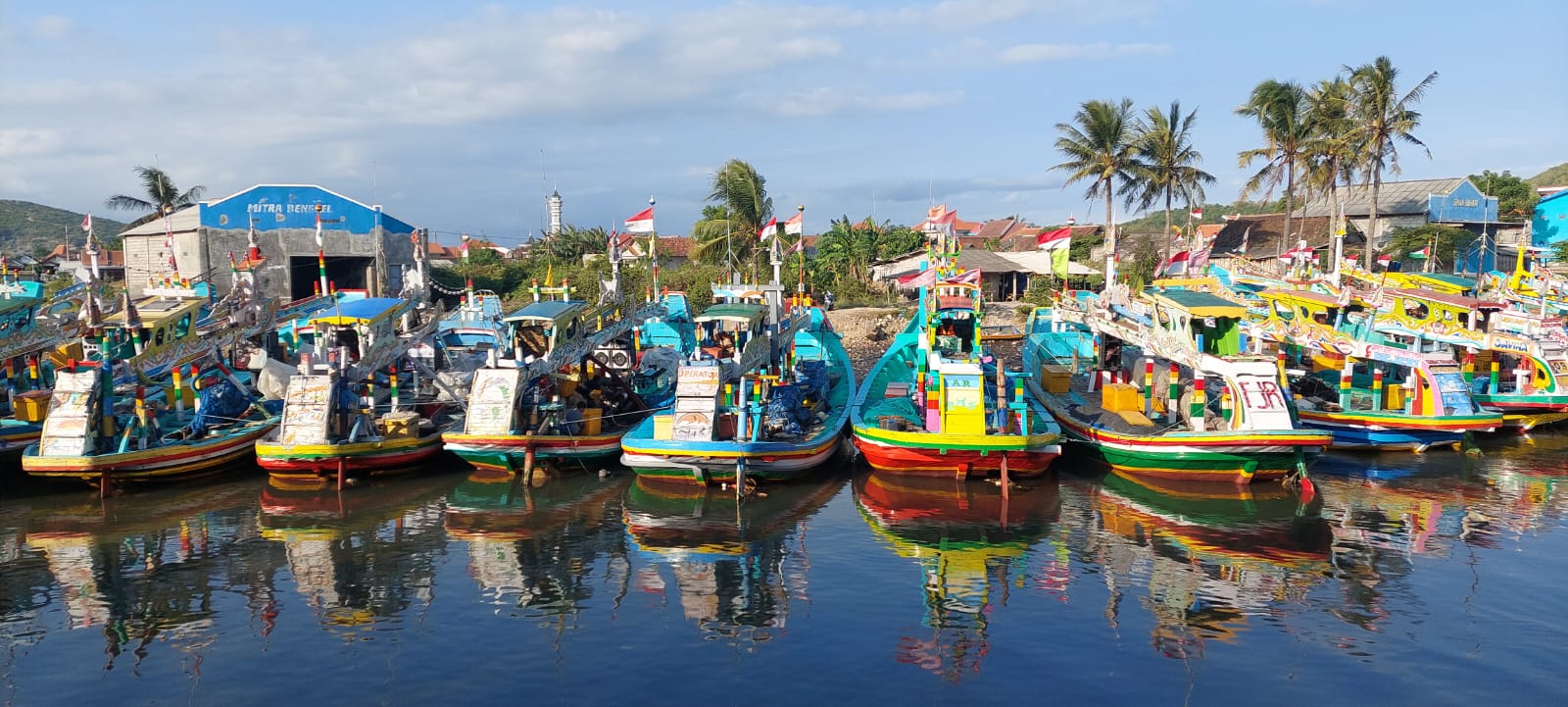 DIPARKIR: Perahu milik nelayan Puger yang disandarkan di sepanjang sungai besini, Dusun Besini, Desa Puger Kulon, Kecamatan Puger, Jember. (JUMAI/RADARJEMBER)