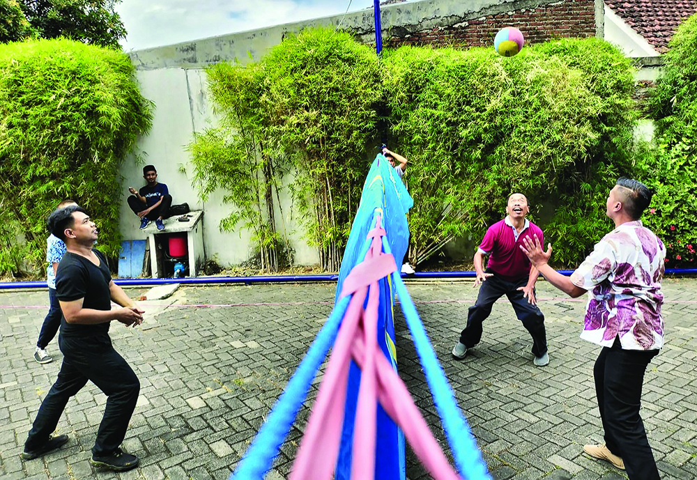 PENUH TAWA: Lomba voli tirai di halaman Jawa Pos Radar Jember berlangsung meriah.