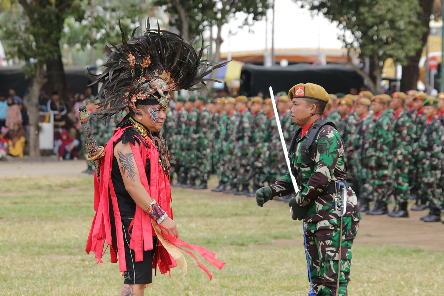 HUT RI: Inspektur Upacara, Bupati Jember Hendy Siswanto, hendak menyalami Pemimpin Upacara, Kapten Arm Fariz Apriyoko Hidayatullah, Yonarmed 8/Uddhata Yudha, sebelum Upaca