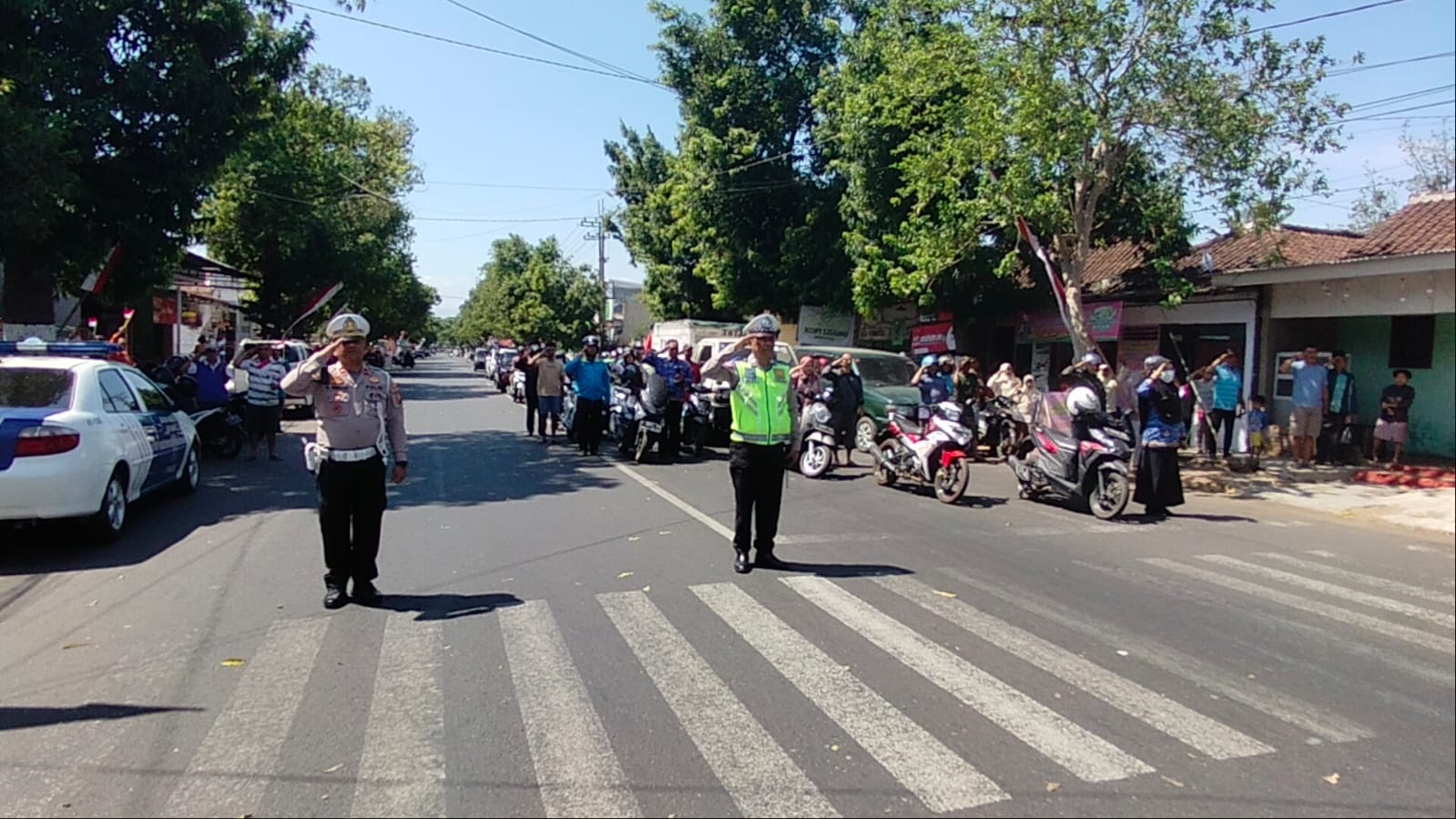 SEMANGAT: Jajaran Satlantas Polres Bondowoso bersama para pengendara menggelar upacara peringatan HUT Kemerdekaan RI di Jalan KIS Mangunsarkoro,, Kelurahan Tamansari, Kecamatan Bondowoso, kemarin