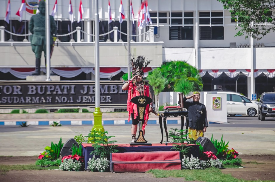 PAKAI BAJU ADAT: Bupati Jember Hendy Siswanto ketika memakai baju adat minahasa. (HUMAS PEMKAB UNTUK RADARJEMBER)