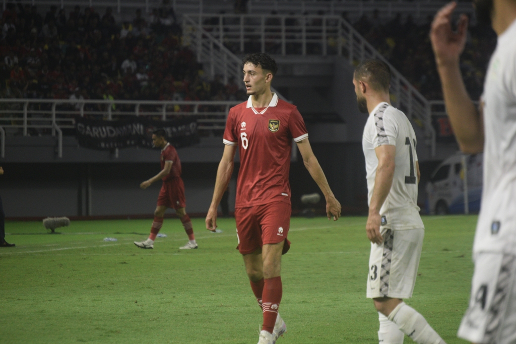 BELA TIMNAS : Ivar Jenner ketika membela Timnas melawan Palestina. (M.AINUL BUDI/RADARJEMBER)