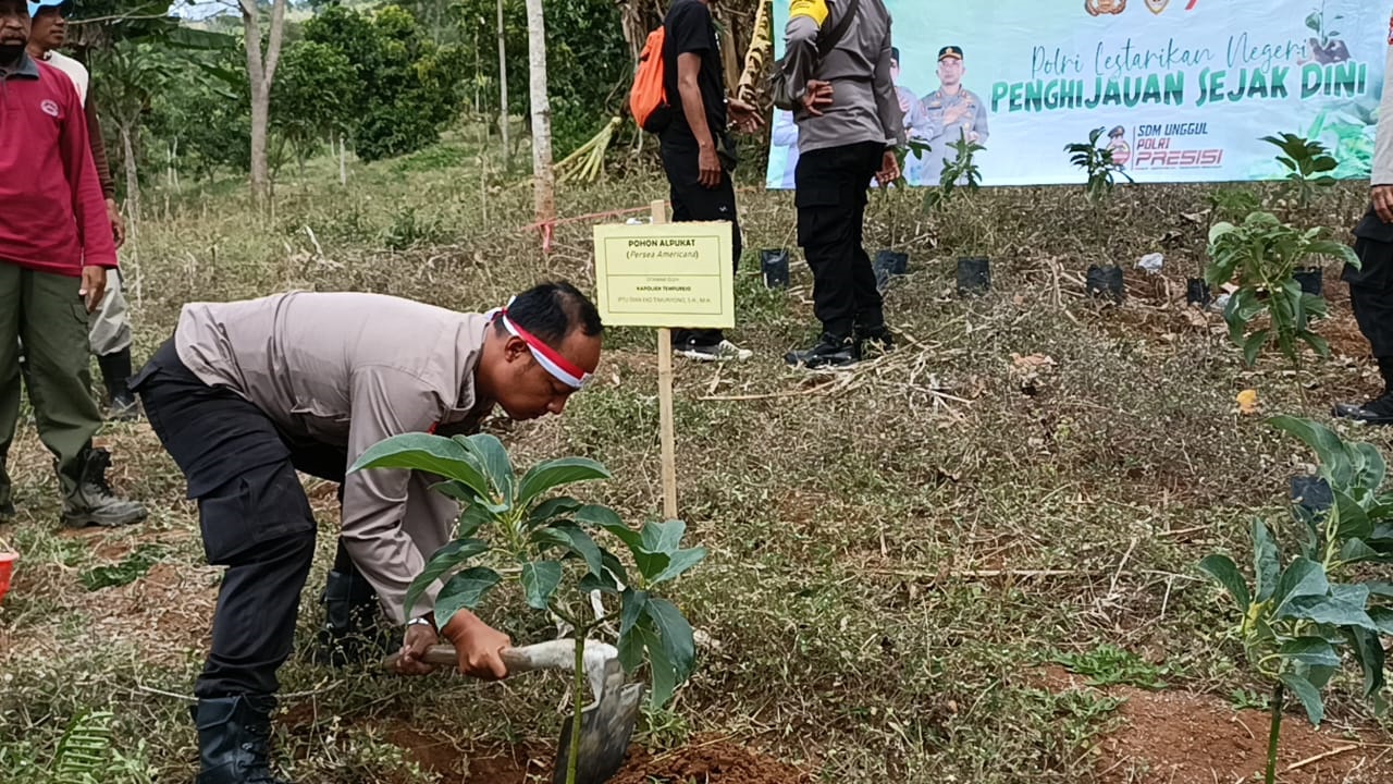 UNTUK ANAK CUCU: Kapolsek Tempurejo Iptu Dian Eko Timuriyono melakukan penanaman pohon alpukat di area Blok Aren, Dusun Mandilis, Desa Sanenrejo, Tempurejo, Jumat (18/8).