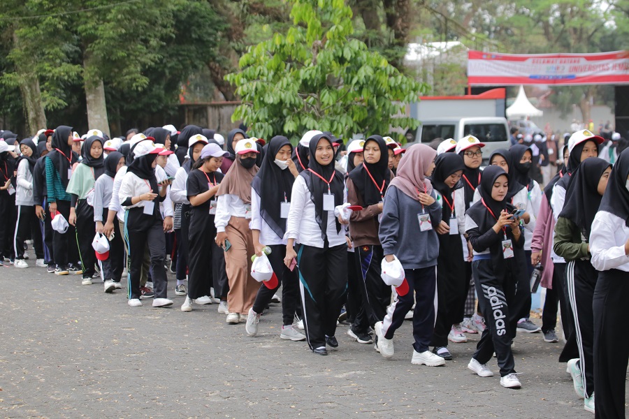 SIAP KULIAH: Maba Unej usai mengikuti gladi bersih, kemarin. Dalam PPKMB Unej diberikan beberapa materi,&nbsp; salah satunya tentang kekerasan seksual.