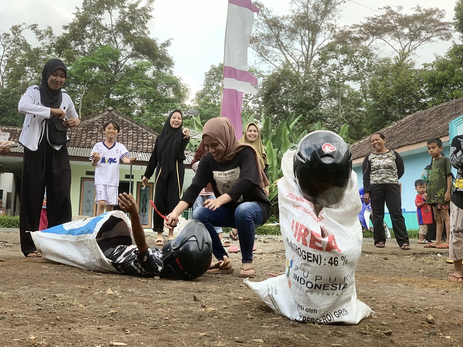 SERU: Anak-anak sedang mengikuti lomba agustusan balap karung MotoGP.
