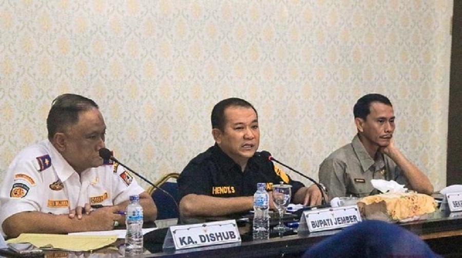 PIMPIN: Bupati Jember Hendy Siswanto memberi arahan kepada pegawai dan staf di Aula Dishub Jember, Jumat (18/8).