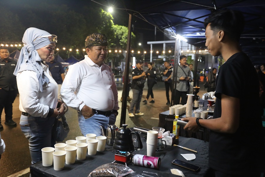 TINJAU: Bupati Jember Hendy Siswanto melihat salah satu stan UMKM yang bergerak di bidang minuman kopi saat Festival Krida 2023, (8/7).