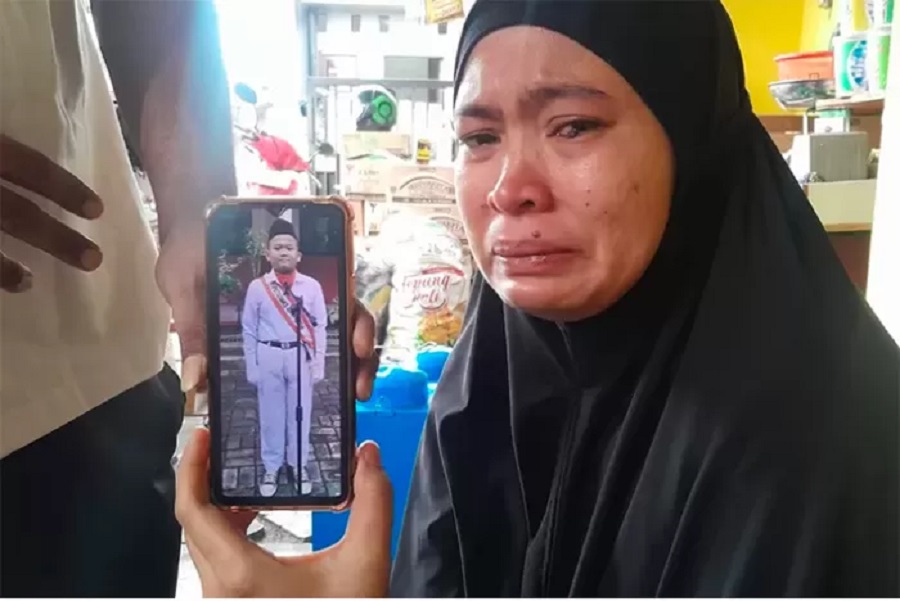 DICARI : Fauzia Arbi, Ibu kandung Azzam Hisyam Ramadhan, saat menunjukan anak pertama diatak kunjung pulang kerumah, di Jalan Kresna III RT2/14, Kelurahan Mekarjaya, Kecamatan Sukmajaya, Depok, Jumat