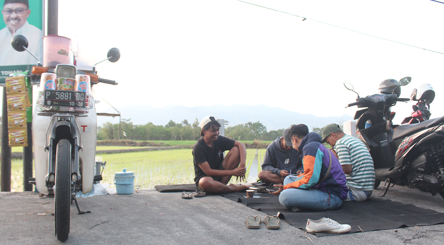 Para pemuda asyik menikmati kopi sawah di pinggir jalan Bondowoso - Situbondo