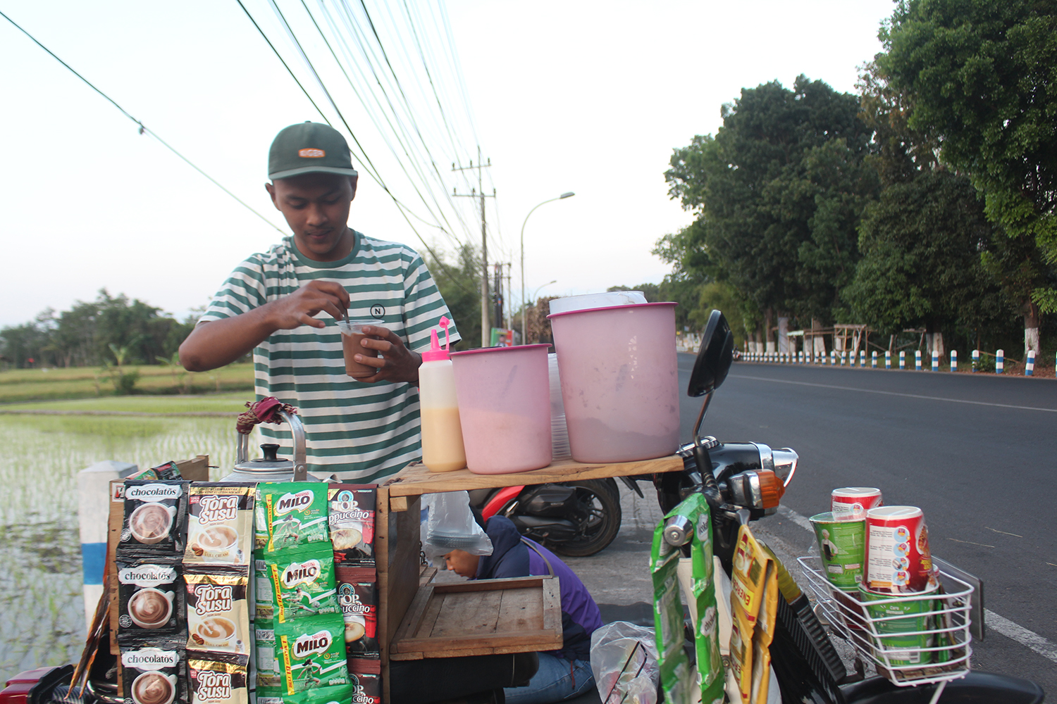 BERCANDA: Pemandangan yang terjadi setiap hari di Jalan Raya Bondowoso Desa Tenggarang Kecamatan Wonosari, kemarin (18/8)