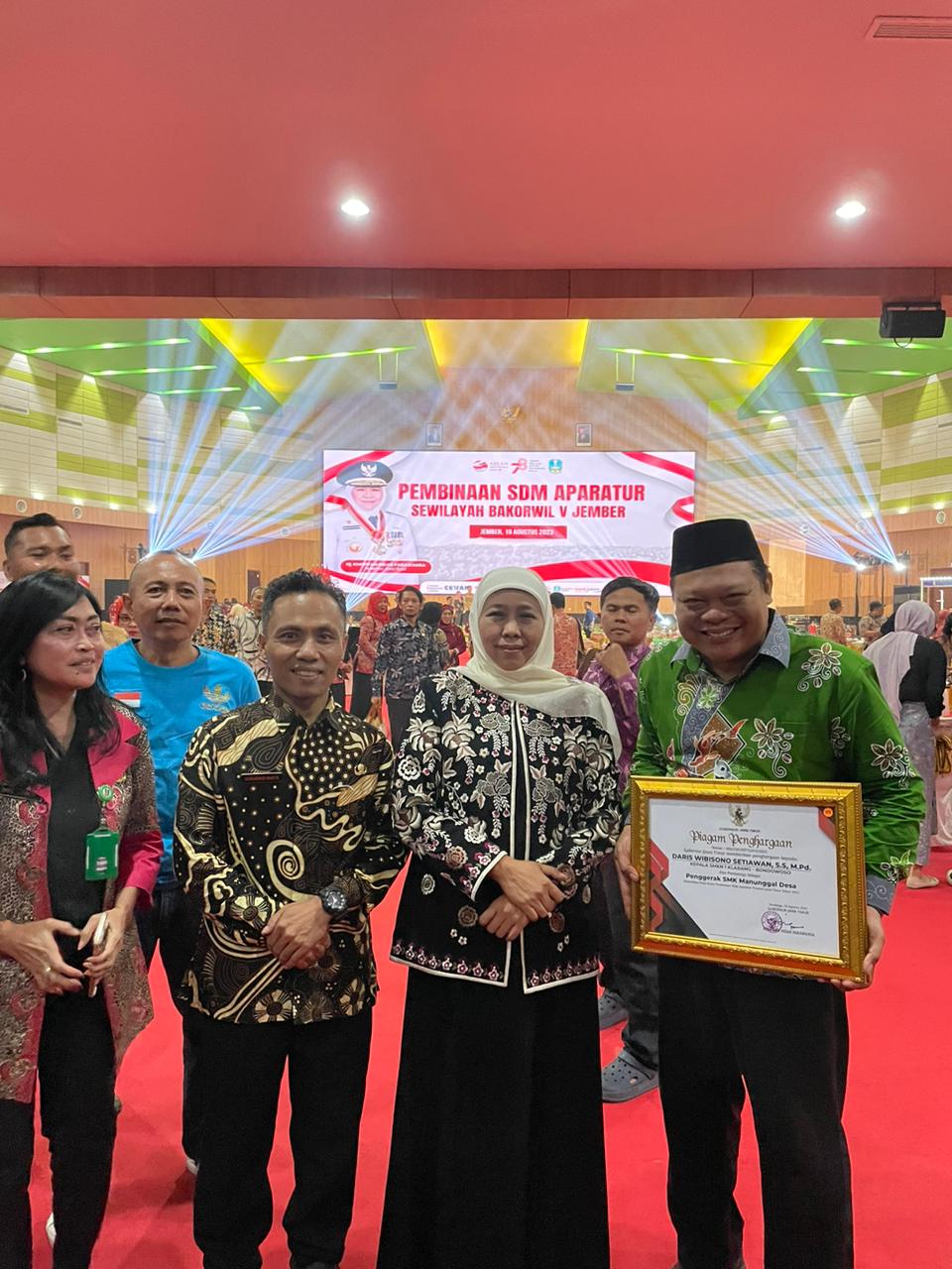 MEMBANGGAKAN: Daris Wibisono (paling kanan) meraih piagam yang diberikan Gubernur Jatim Khofifah Indar Parawansa, di gedung Auditorium Unej, Sabtu (19/8/2023). (DARIS UNTUK RADAR IJEN)