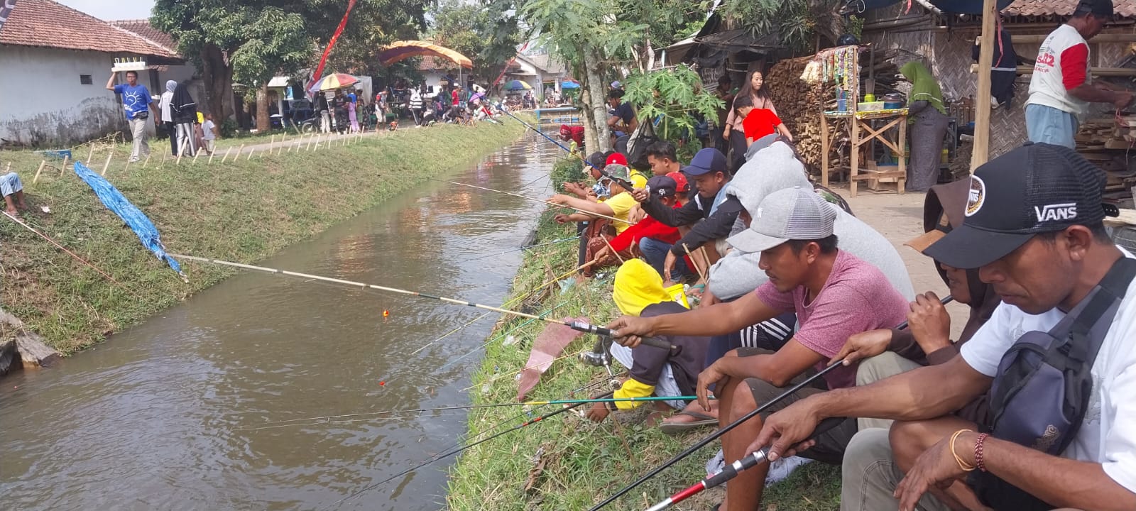 SERU : Peserta lomba saat mengikuti mancing di sungai tolbuk, Dusun krajan, Desa Wonojati, Jenggawah, Jember Minggu (20/8). (JUMAI/RADARJEMBER)