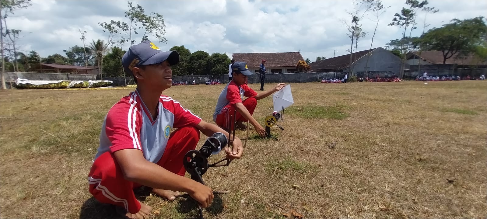ADU LAYANGAN: Siswa SMP di Sukowono Jember saat lomba layang-layang. (JUMAI/RADARJEMBER)