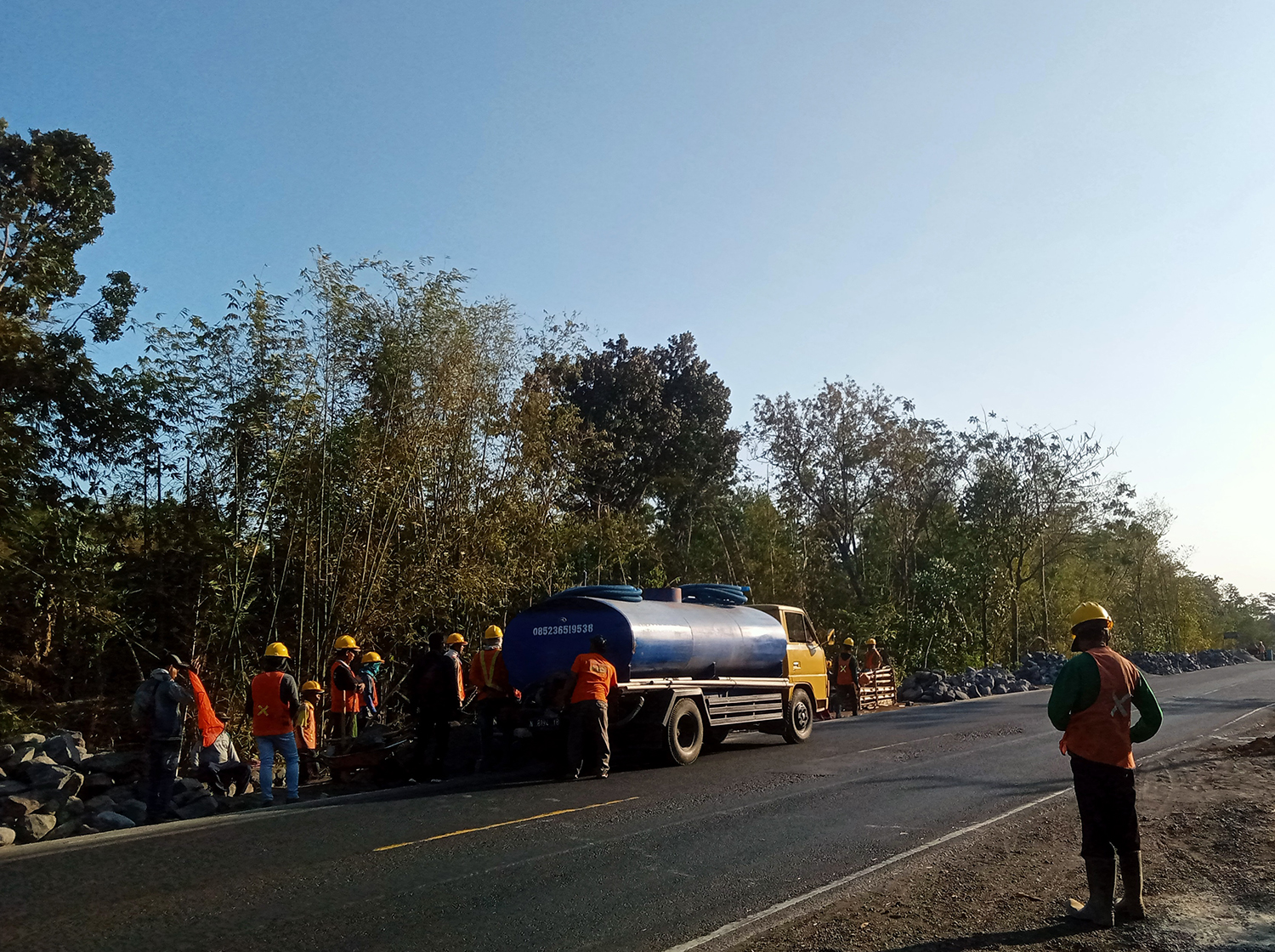 DIKEBUT: Aktivitas pengerjaan pelebaran jalan di perbatasan Lumajang - Probolinggo, kemarin. Di beberapa waktu, saat ada pengerjaan, arus lalu lintas diberlakukan sistem buka