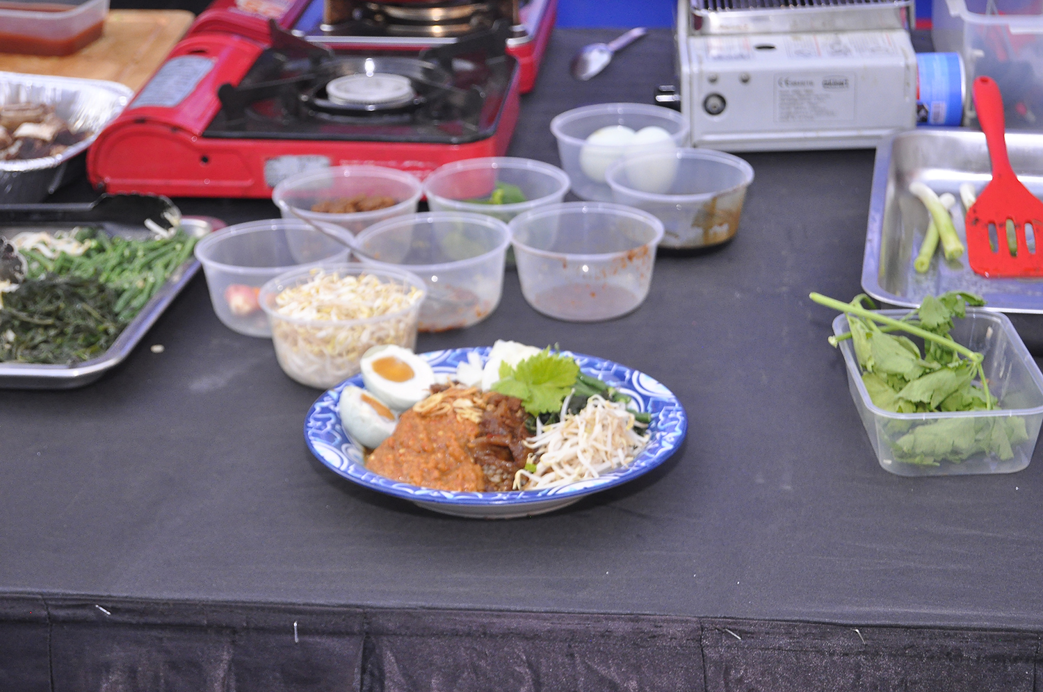 DEKLARASI: Bupati Jember Hendy Siswanto beserta jajaran Forkopimda Jember mendeklarasikan rawon pecel sebagai makanan khas Jember dalam acara Pekan QRIS Nasional 2023 di Alun-Alun Jember, Minggu (20/8