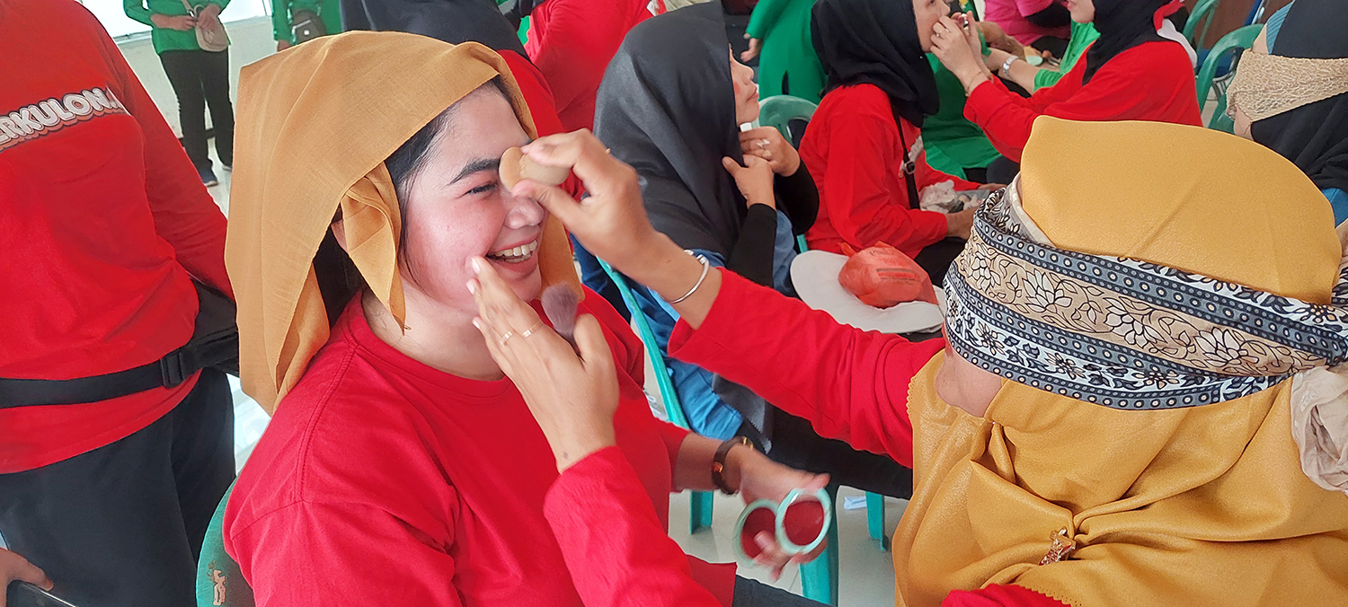 BIKIN HAPPY: Lomba rias wajah dengan mata tertutup menyedot perhatian banyak orang, kemarin.