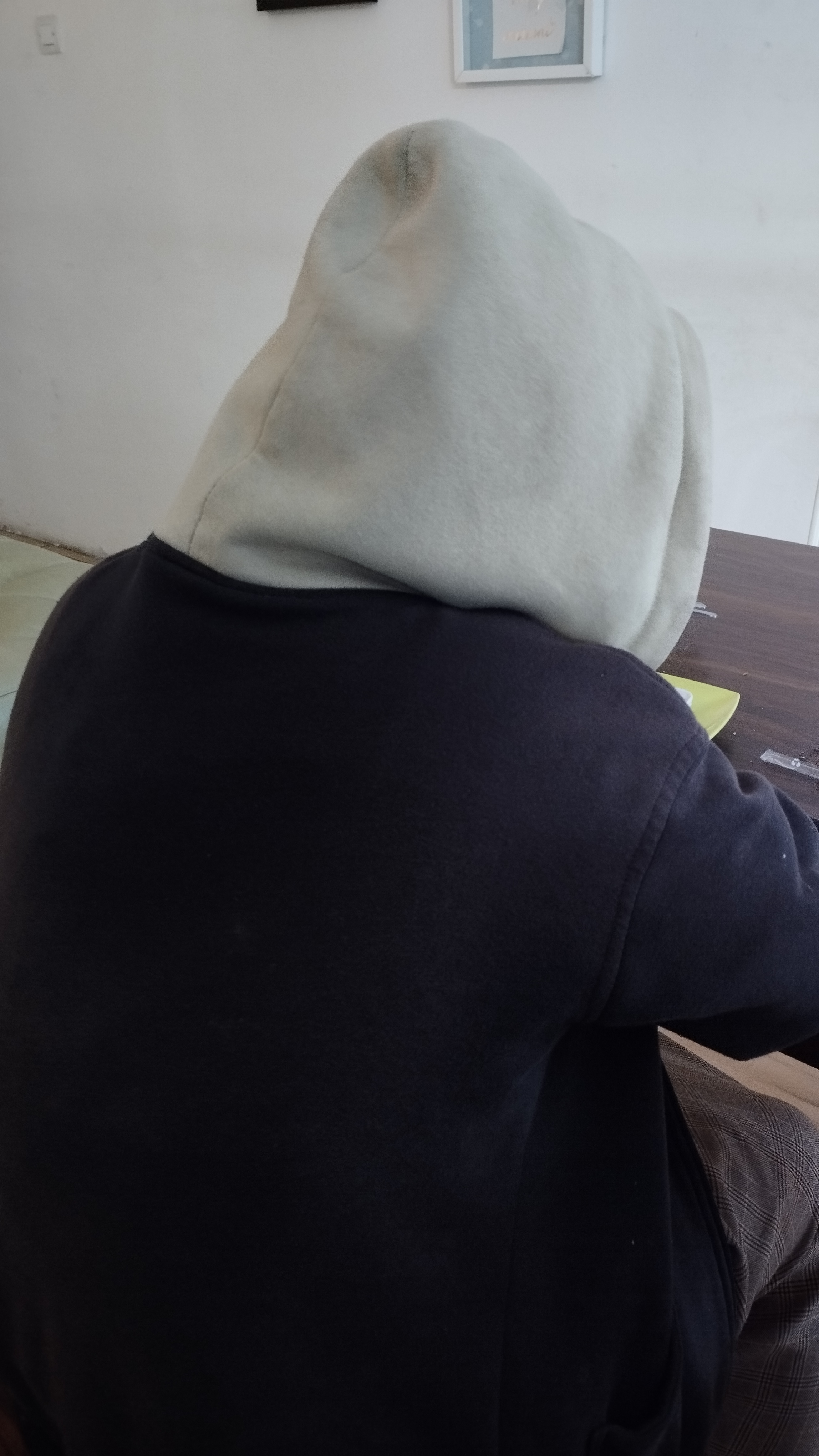 PENUH PENYESALAN: EN menceritakan pengalaman masa lalunya yang kelam, karena bergaul bebas dan terjebak dalam perkawinan anak.
