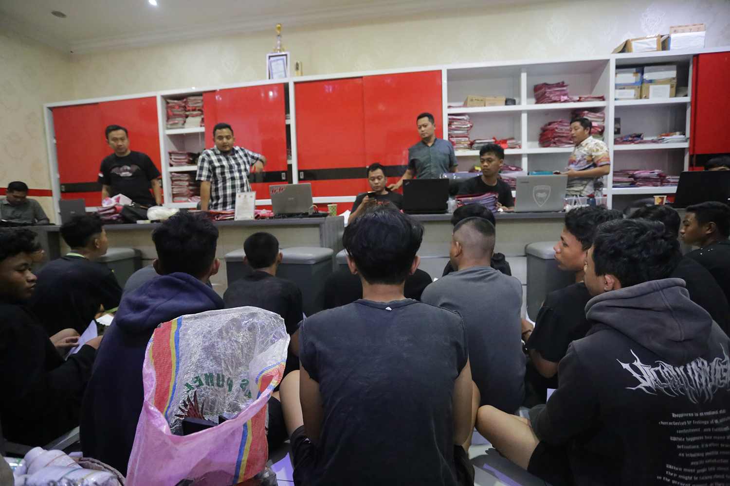 MIRIS: Sejumlah orang diamankan di Polres Jember untuk diinterogasi seputar kasus perusakan dan pengeroyokan di Kecamatan Tanggul.