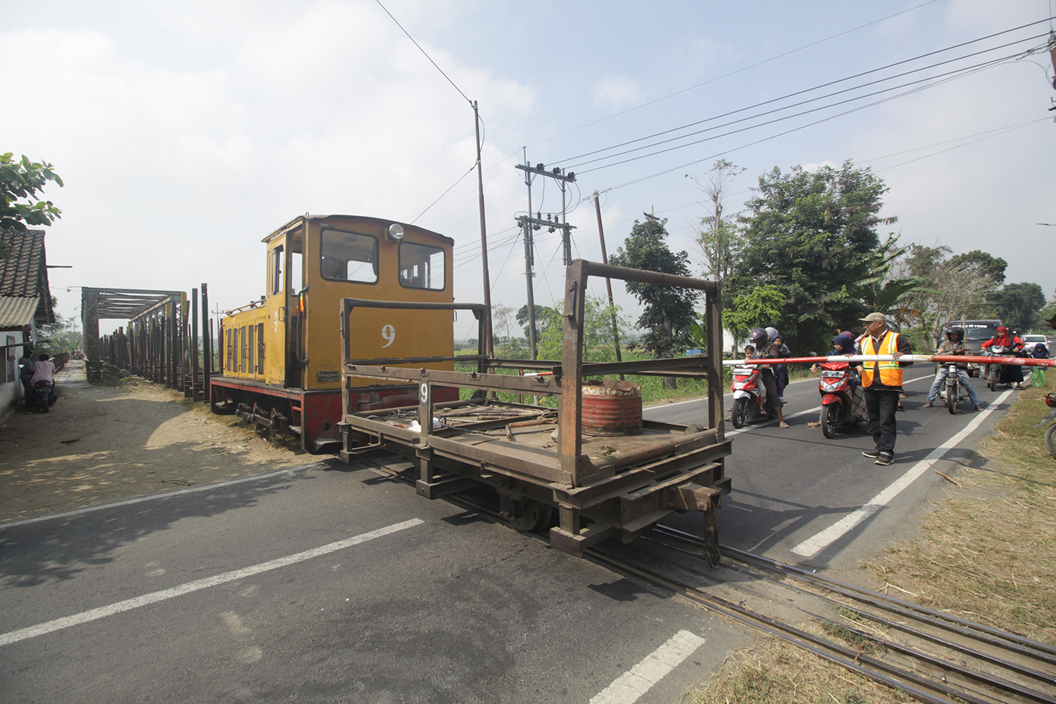MASIH BERTAHAN: Kereta lori saat melintas di Desa Rejoagung, Kecamatan Semboro. Kereta lori peninggalan pabrik gula era Belanda itu masih beroperasi hingga saat ini.&nbsp;