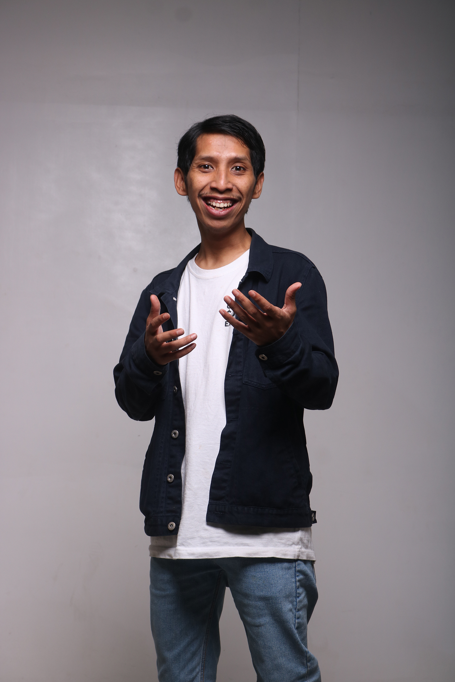 TOTALITAS: Rizki Biebier melakukan gerakan yang menjadi salah satu keahliannya saat stand-up comedy.