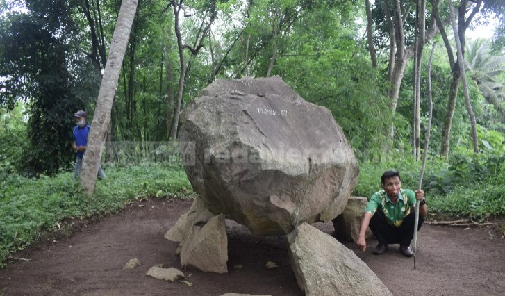 TERBESAR: Satu-satunya batu dolmen terbesar di Jawa Timur bisa dijumpai di Dusun Krasak, Desa Maskuning Kulon, Pujer. Situs megalitikum Maskuning Kulon menjadi salah satu culture site Ijen Geopark.