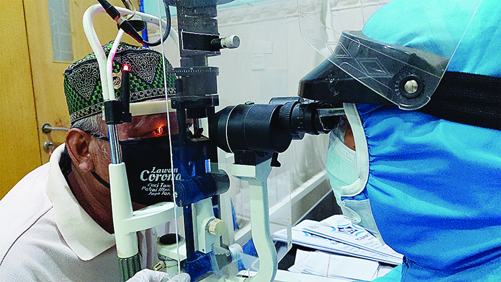 PELAYANAN PRIMA: Nakes RSBS saat melakukan pemeriksaan kesehatan mata lansia.