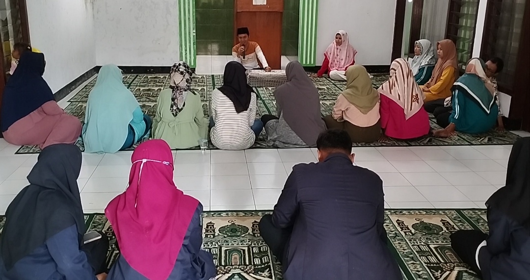 SIRAMAN ROHANI: KUA Sumbersari memberikan pembinaan kepada pasangan suami istri yang masih berusia anak dan remaja.