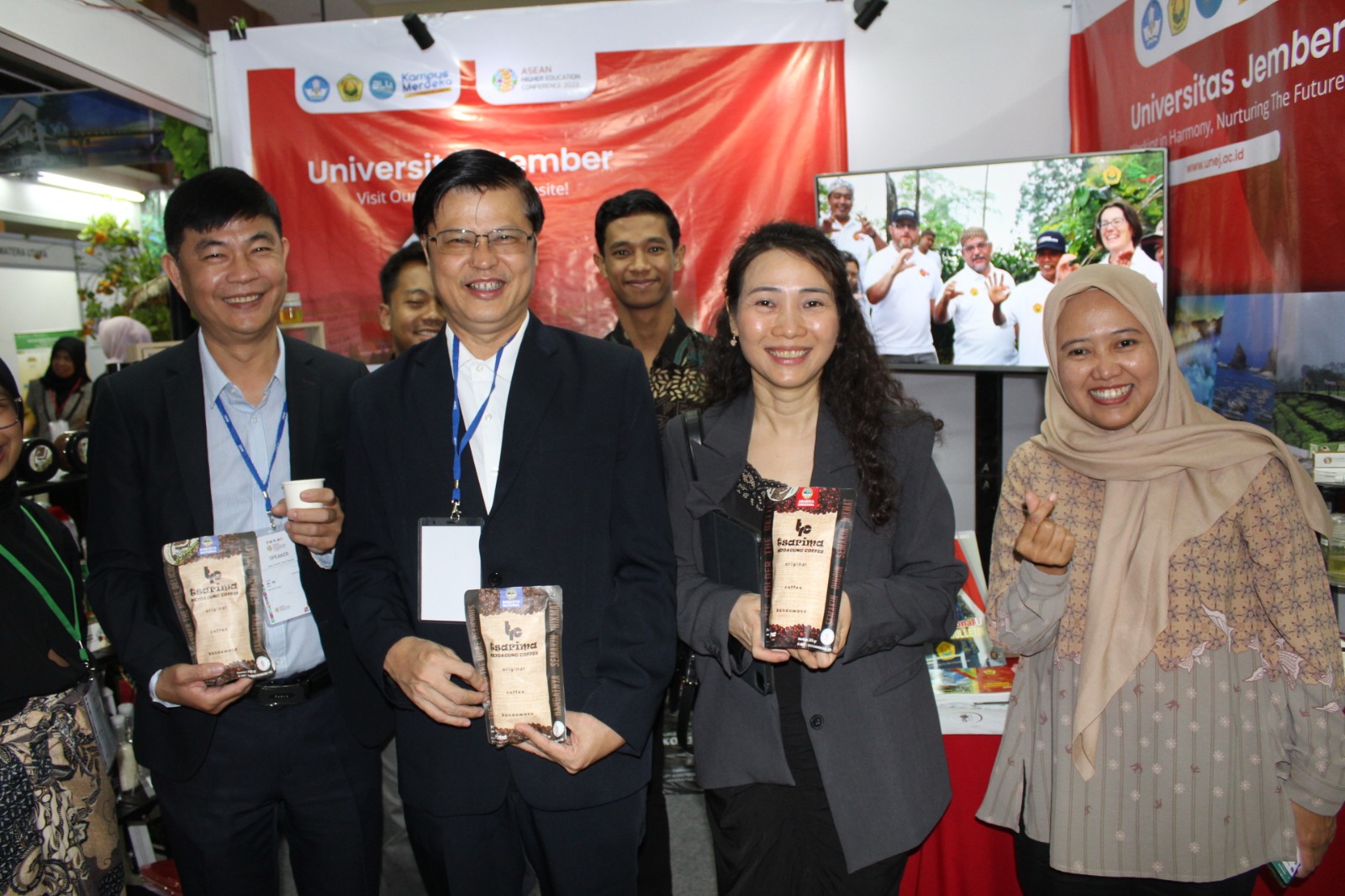 Perwakilan dari Kamboja, Myanmar dan Vietnam mengunjungi _booth_ UNEJ