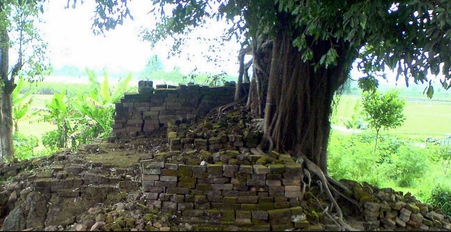 Candi Deres yang berada di Kecamatan Gumukmas merupakan bukti peninggalan  kerajaan Majapahit  di Jember