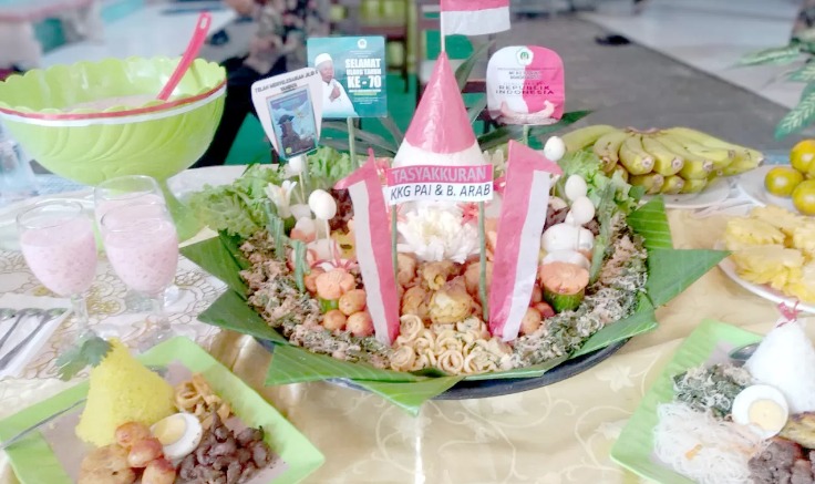 Nasi Mamong merupakan khas Bondowoso proses pembuatannya membutuhkan waktu sehari semalam hingga siap dinikmati
