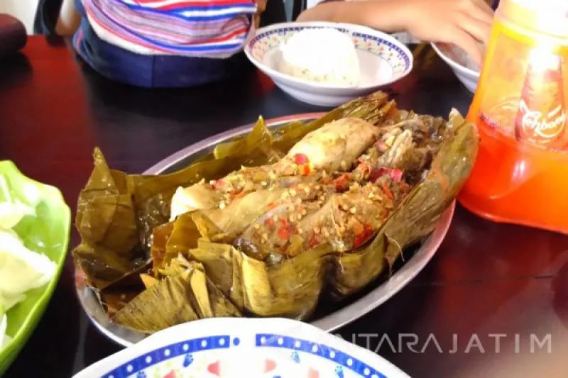 Sajian ayam songkem dengan bumbu sederhana dan dikukus menggunakan daun pisang. Bumbu yang terdapat didalamnya adalam cabai, bawang putih, bawang merah, dan garam.