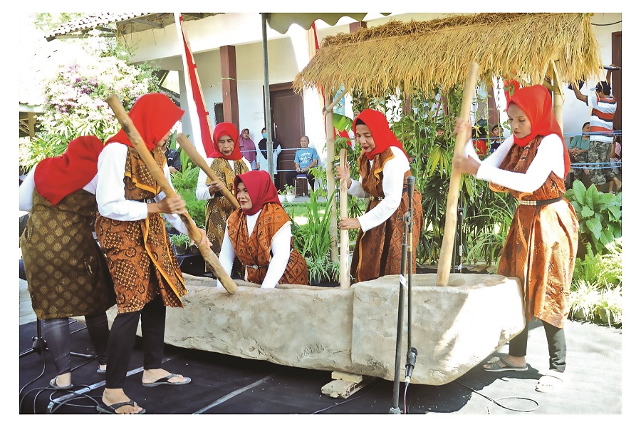 MAIN RONJHANGAN: Sejumlah warga Desa Prajekan Lor saat memeragakan pengolahan padi menggunakan lesung dalam acara Festival Pekan Budaya, Minggu (20/8).