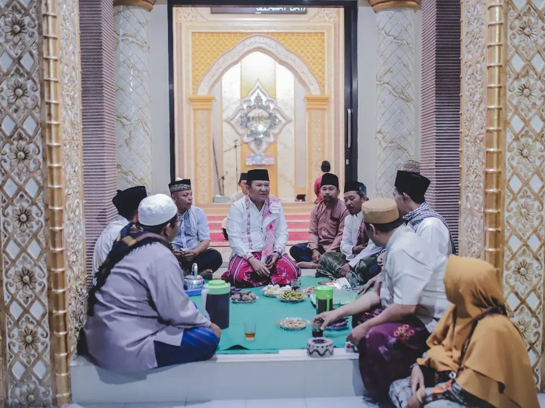 MENYATU: Bupati Jember Hendy Siswanto bercengkerama langsung dengan masyarakat saat melakukan giat salat Subuh berjamaah di Masjid Al-Baitul Hikmah, Desa/Kecamatan Kalisat, (24/8).