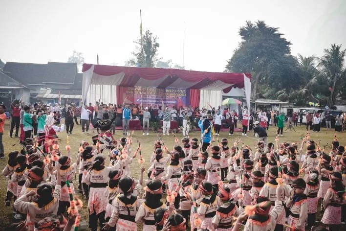 pergelaran tarian massal Bolo Pecut oleh anak-anak paud dan TK. Diikuti oleh guru-guru pengajarnya. Kegiatan ini diikuti oleh ratusan peserta.(PEMKAB JEMBER)