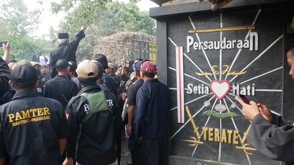 DITOLAK: Warga PSHT Jember menolak pembongkaran tugu di Desa/Kecamatan Pakusari, siang kemarin.