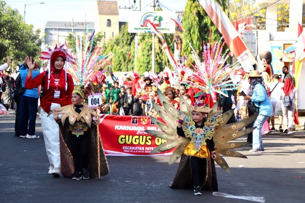LUCU: Sejumlah pelajar PAUD, TK, hingga SD mengikuti karnaval dengan mengenakan busana adat dan pahlawan di Jalan Kartini, Senin (28/8).
