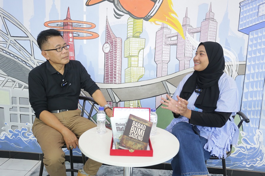 AKRAB: Zainollah Ahmad (kiri), penulis buku Babad Bumi Sadeng, berbincang dalam acara podcast Jawa Pos Radar Jember yang membahas Jember era klasik.